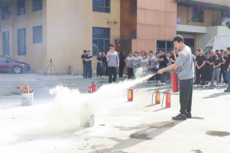 傲群刷業消防實戰演練:安全基因筑牢智造根基 傲群刷業消防實戰演練:安全基因筑牢智造根基